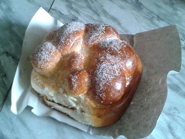 chałka z cukrem bakalarska