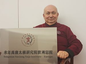 Andrzej Kalisz demonstruje tablice Instytutu